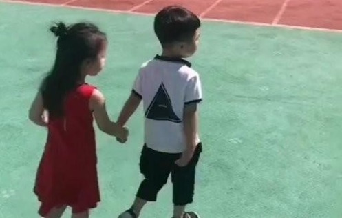 幼儿园|萌娃入园第二天成功“牵手”心仪女孩，网友：活得不如一个孩子！