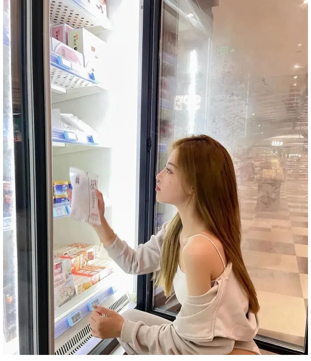 小吊带|食色101——美女穿搭7 白色小吊带与灰色短款带帽卫衣和条带裤头运动裤