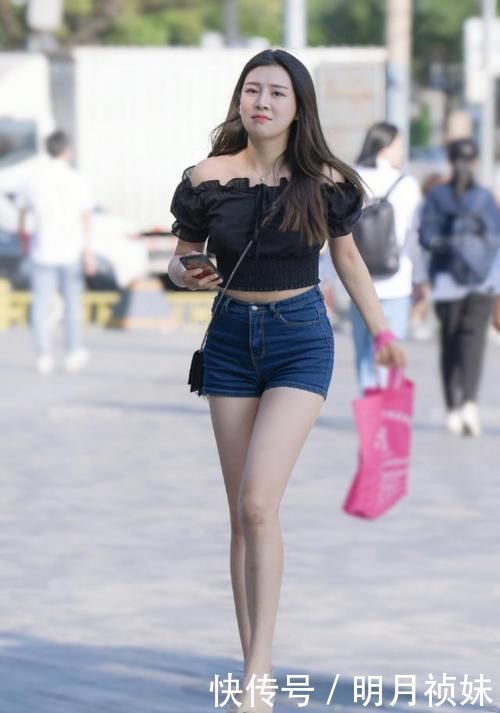 鲜艳而富有个性,精致的短裤穿着让造型轻松美丽