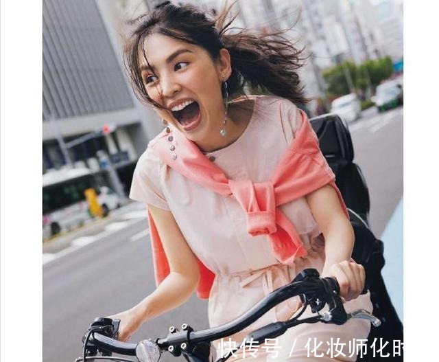 时髦 凭什么早秋一定穿奶茶色我偏不！最时髦的“亮色配色”，大爱啊！