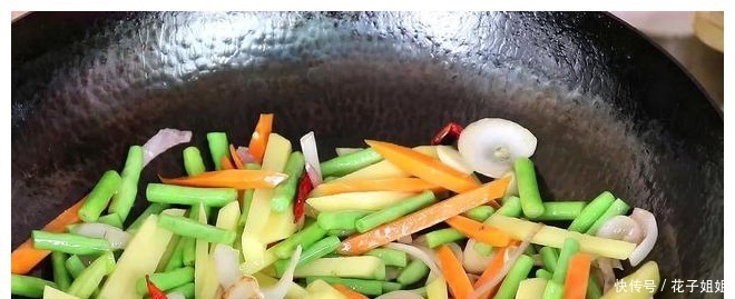 大蒜|面条别再煮着吃,教你一个新吃法,比大鱼大肉过瘾,一锅不够吃!