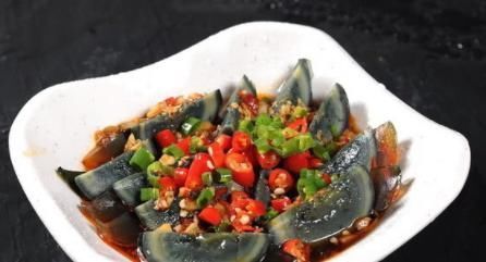 吃“皮蛋”好处不少,但5类人劝你“免开尊口”,或许你也在其中