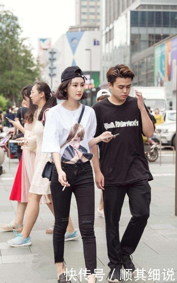 小姐姐|白色吊带搭配百褶裙,配上拖鞋看起来更可爱!