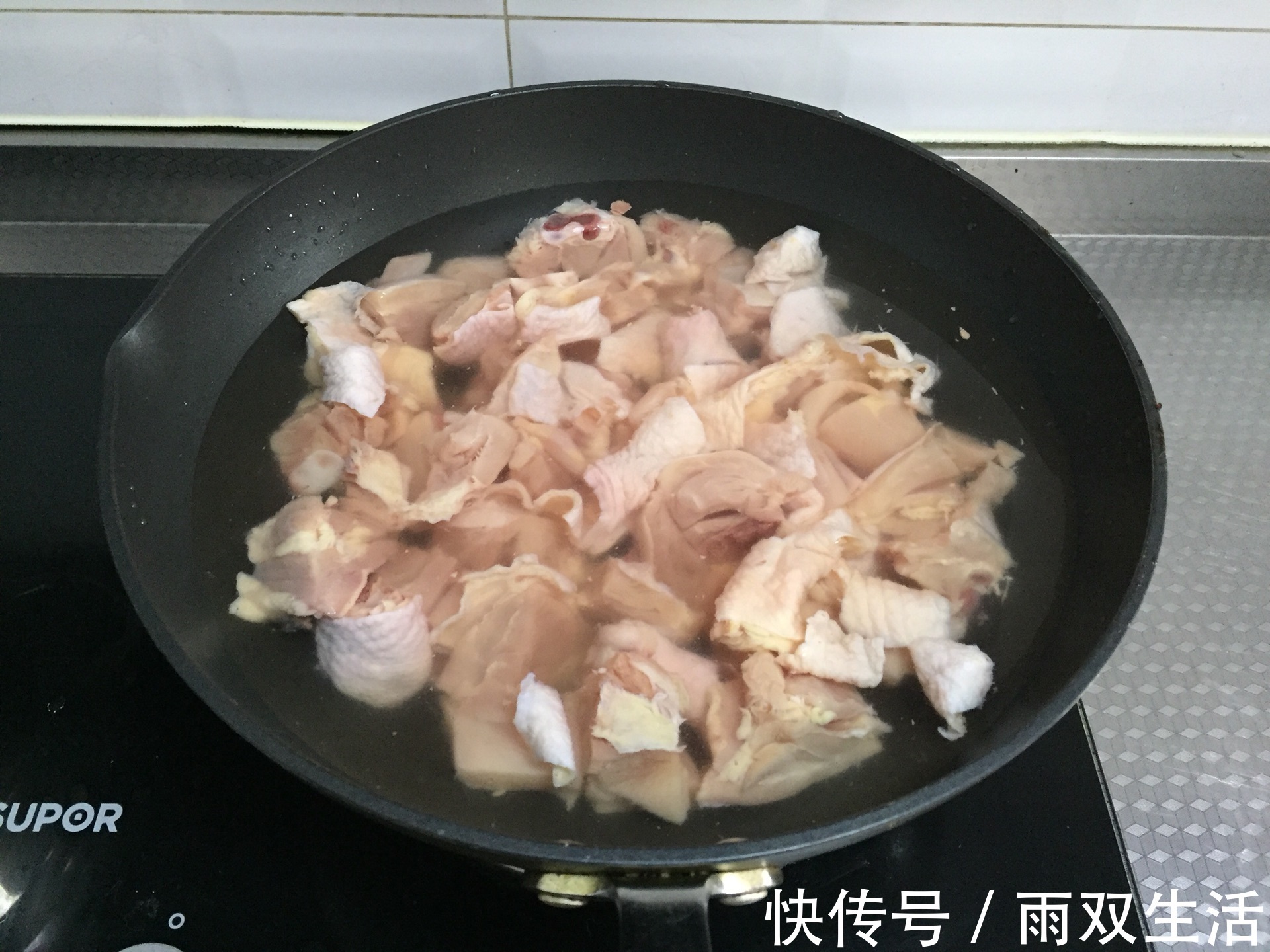 鸡肉|营养丰富的香菇炖鸡，制作简单，香气四溢