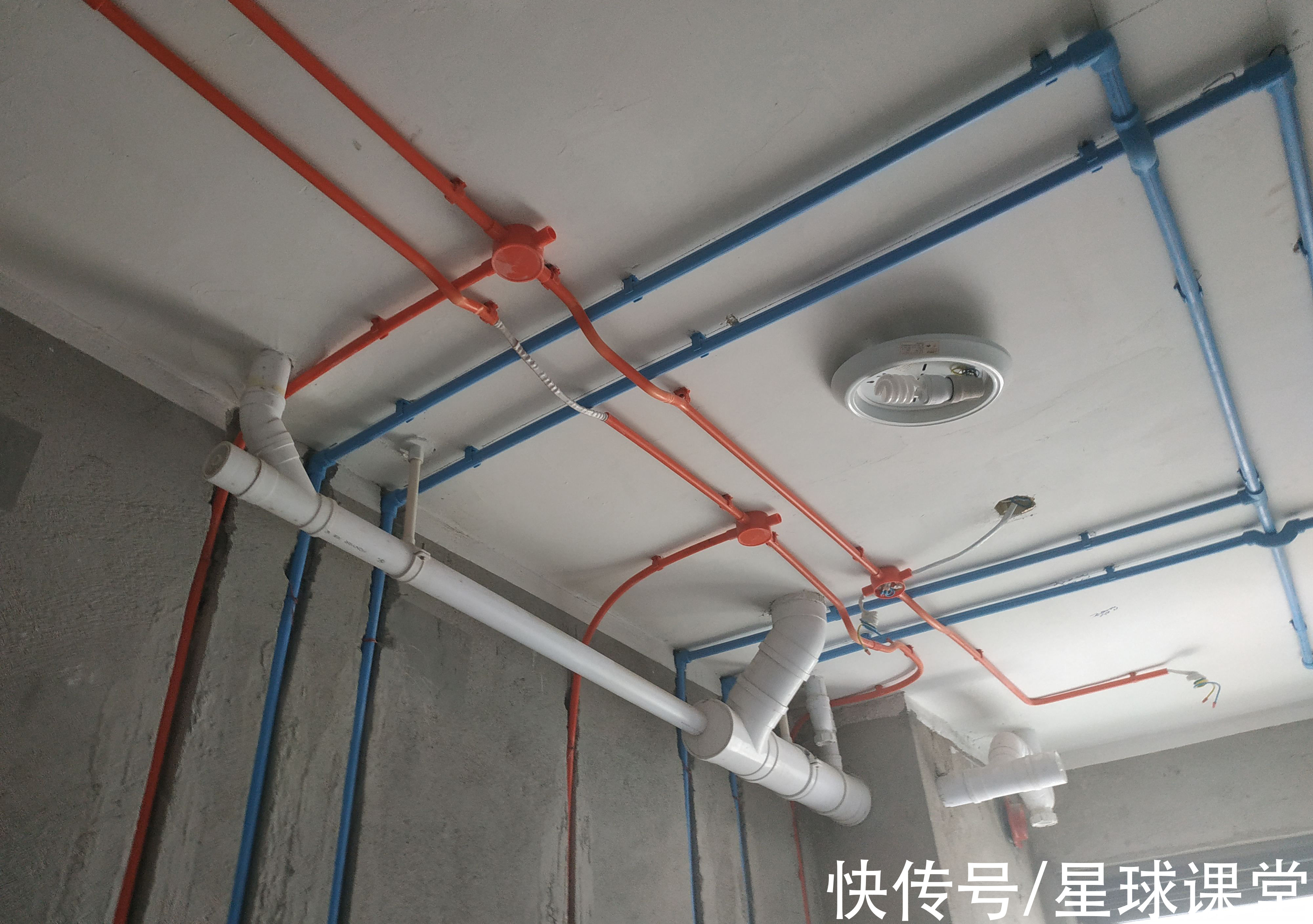 装修公司|水电走顶是装修公司的陷阱，还是行业准则？水电走地了会怎么样？