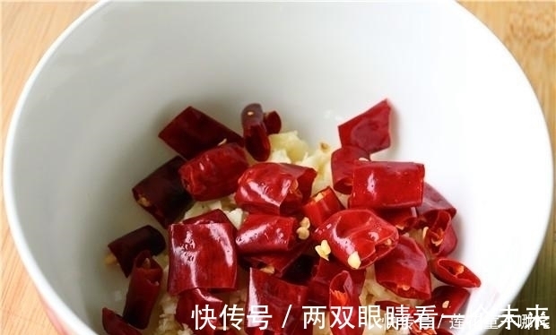 白菜帮|炒白菜很多人一开始就做错,教你个小窍门,出锅超好吃,还不出水