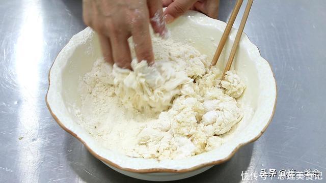 韭菜煎饼这做法就是好,香嫩可口,我隔三差五都给家人做着吃