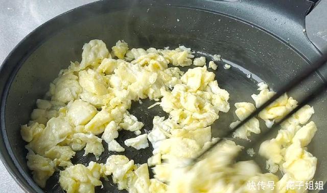 教你做|早餐还在买教你做萝卜素馅包子,面皮白胖软乎,馅料鲜美不出汤