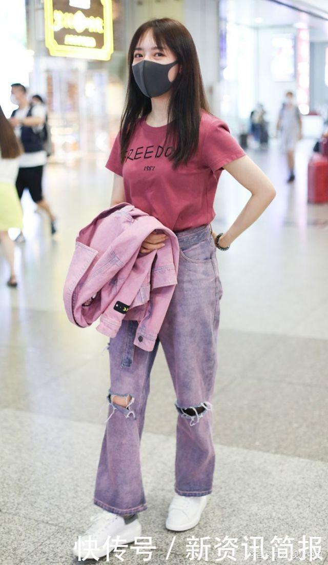 秦牛正威穿粉色T恤搭配紫色破洞牛仔裤,清新唯美,潮流又时尚