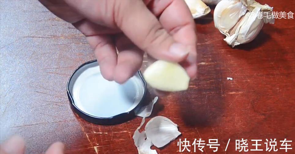 大蒜|才知道,剥大蒜米不刀拍不手抠,只要一个瓶盖,1分钟剥一大碗