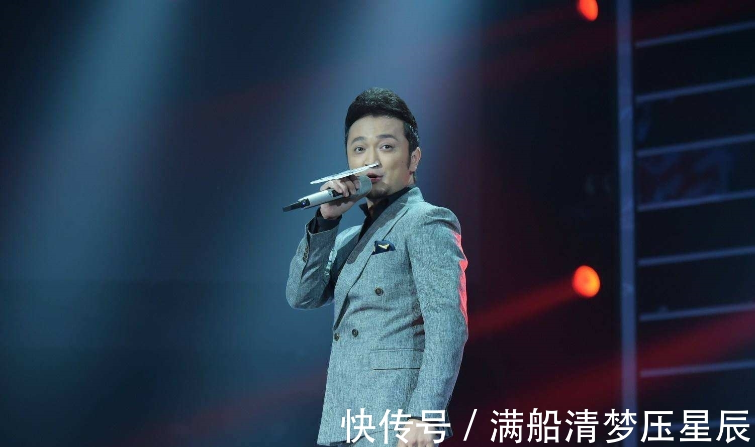 央视主持人被安排假唱,拒绝后掐断伴奏故意为难,现场落魄可怜