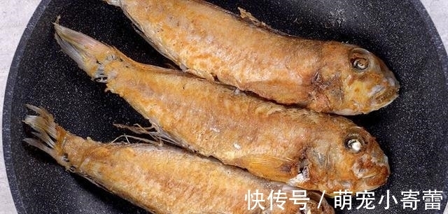 煎鱼时,只放油是不对的,多加这样“东西”,鱼皮完整还不粘锅