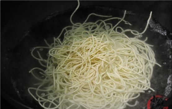 早饭鲜面条最美味的作法,5分鐘就拿下,越吃越舒服,连吃2碗也不足