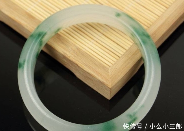 飘花手镯|飘花手镯戴一段时间后,飘花竟然不见了,首饰的色彩也更淡了