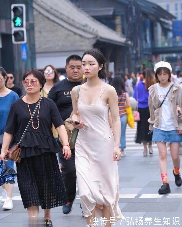 裙子 美女裙子选的“合适”,穿在身上完全不担心掉价!