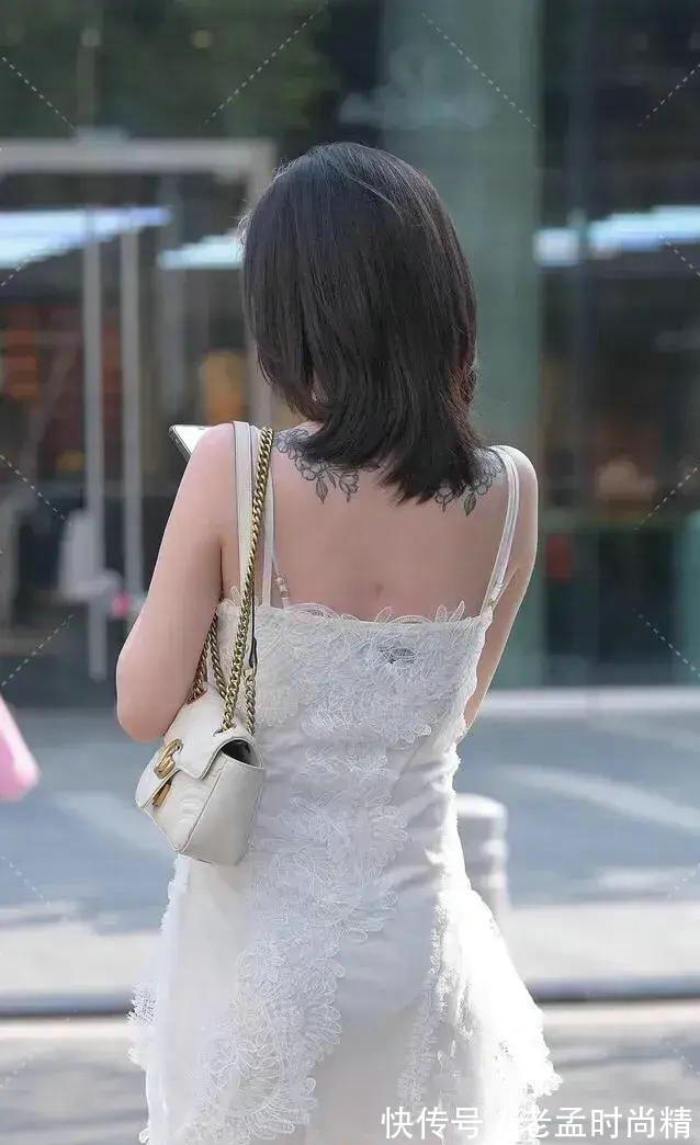 短裙|白色连衣短开叉短裙, 显得更加时尚, 将纤细的小腿展现出来