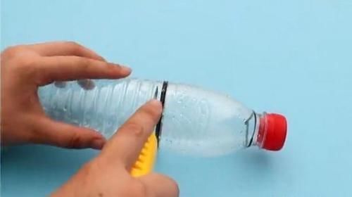 垃圾桶上放一个塑料瓶，一年能帮家里省不少钱，学会受用一生！