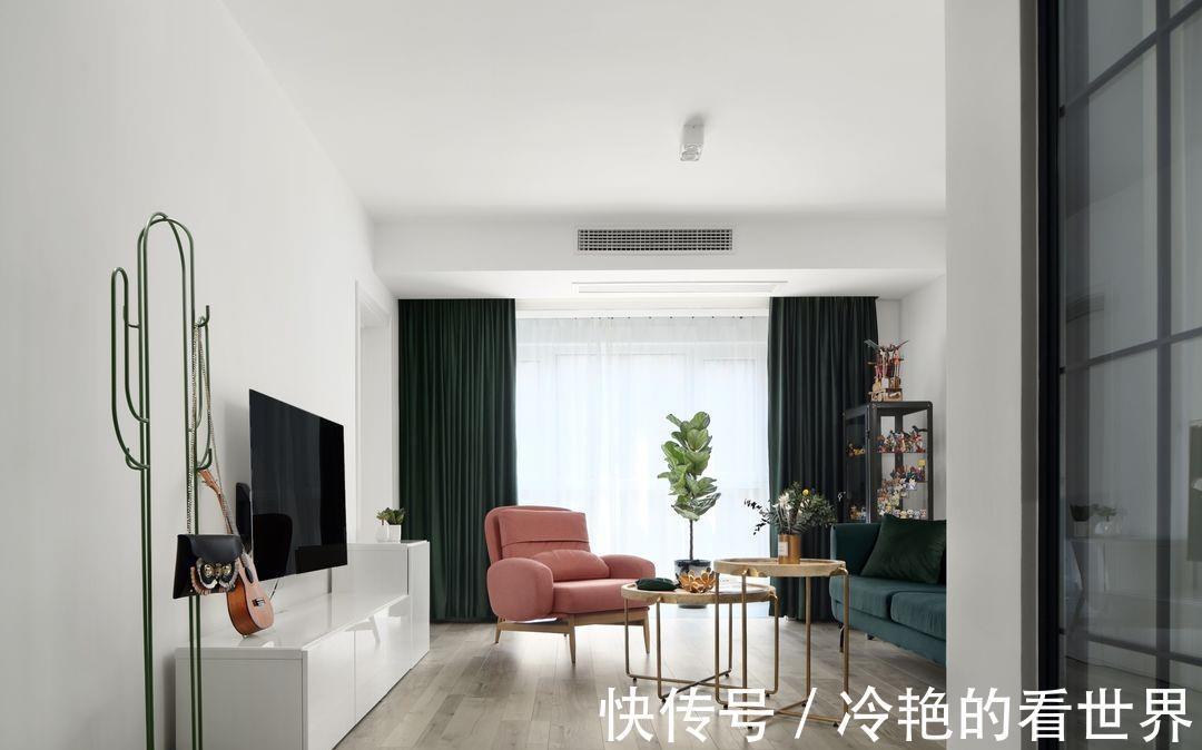 马来漆|绿色沙发搭配粉色座椅，还有专门的手办柜，身边的朋友都羡慕不已