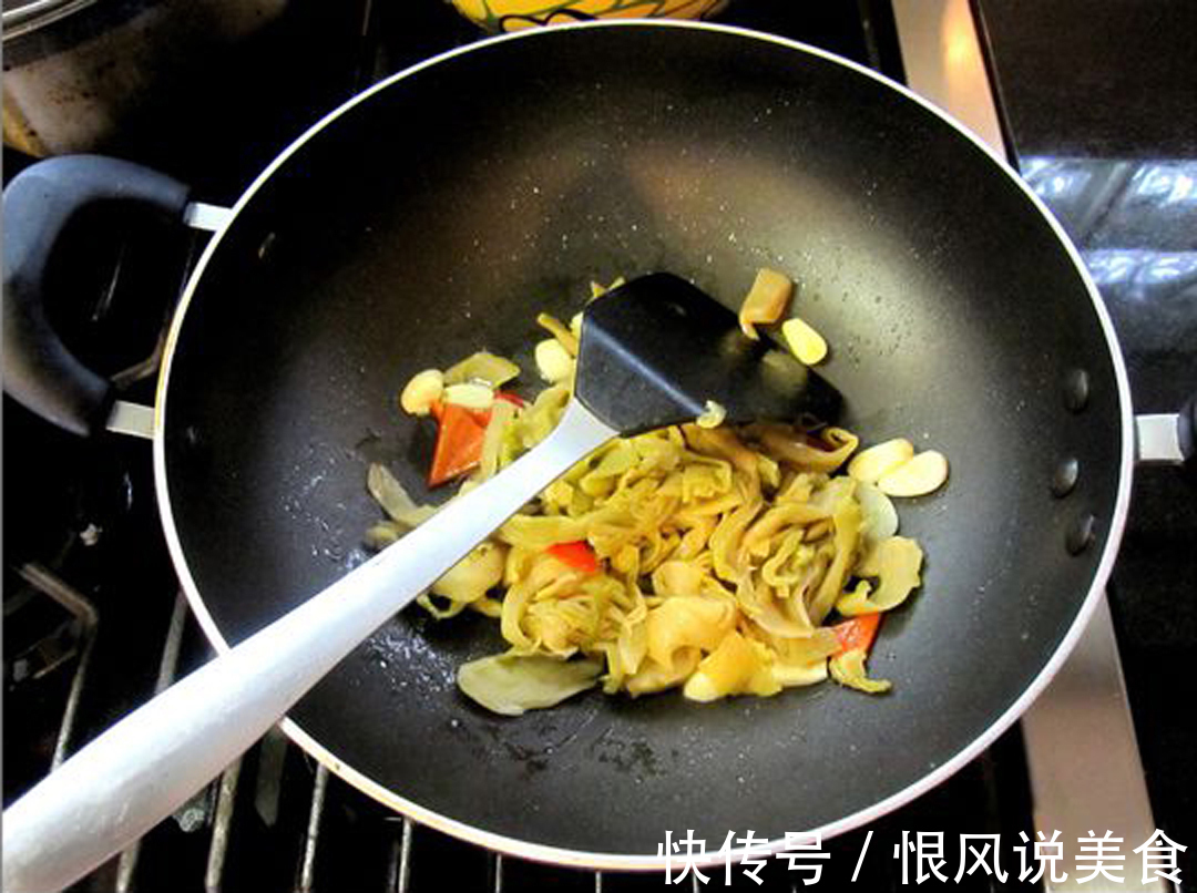 酸菜和包菜一起这样做，味道赛过吃肉，做了一大盆，一点没剩下！