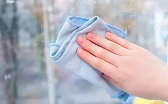 玻璃脏了不需冒险爬窗!在水里加这一小东西,从此玻璃干净不落灰