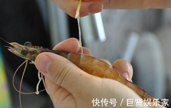 正确做法|做水煮虾时，多放“3样料”，虾肉鲜香无腥味，教你正确做法