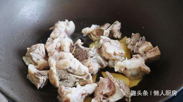 想吃肉了,做了一道土豆炖排骨,配上韩式辣酱,太下饭了