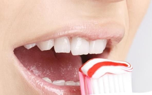 牙膏|牙膏沾了水再刷,但还是一口黄牙,改正3点,和口臭永不相见