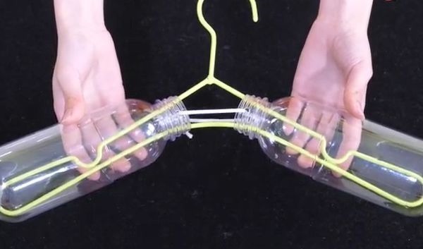 在衣架上挂两个塑料瓶，放阳台太实用了，解决了家家户户的大烦恼