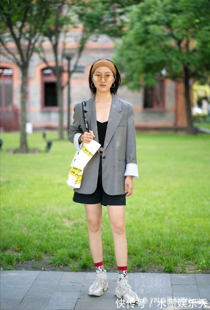 街拍 今夏突然火起来的“白色平底鞋”，舒适、百搭又显高，适合小个子