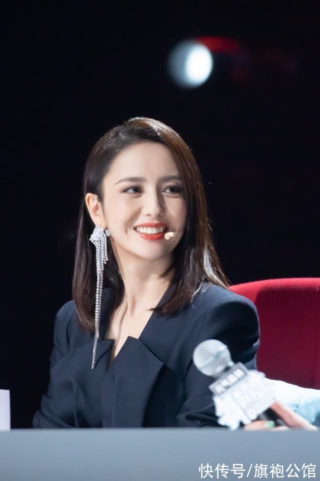 时髦感|单身后的佟丽娅也放开了，穿西装腰部挖两个洞，配短裙漫画腿抢镜