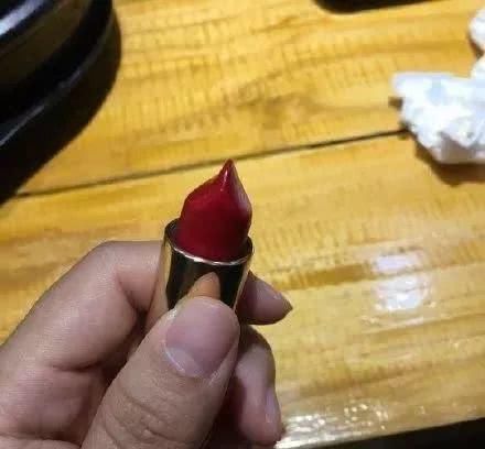 ehs|“女生的嘴长啥样?看看包里的口红被涂成什么奇形怪状了!”哈哈哈