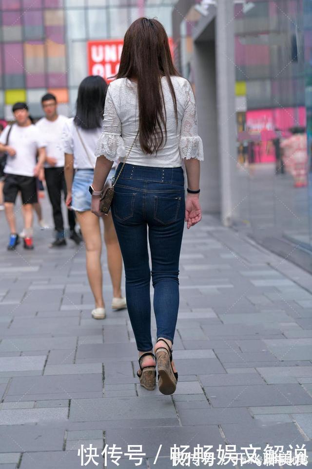 上衣 白色花边上衣,搭配高腰牛仔裤,满满时髦感