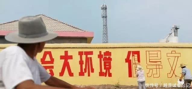 水瓶|男子苦学书法几十载,用水瓶创“空心字书法”,靠这技术年入40万