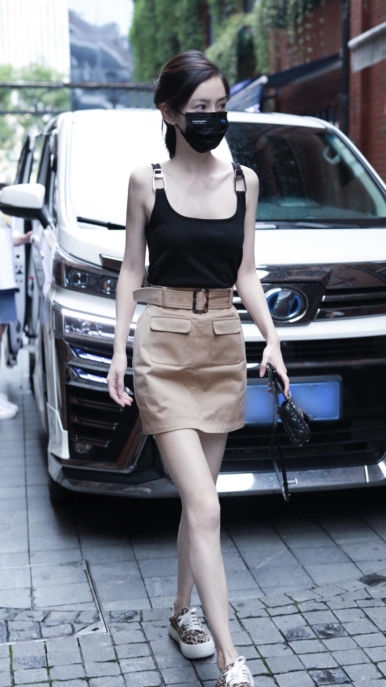 背心|Angelababy又美到我了,背心配半身裙随性低调,当妈了身材仍纤细