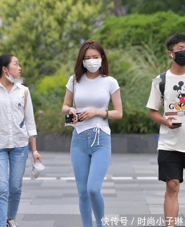 廉价感 设计感满满的褶皱上衣,搭配紧身裤,性感又不失时尚的休闲风搭配