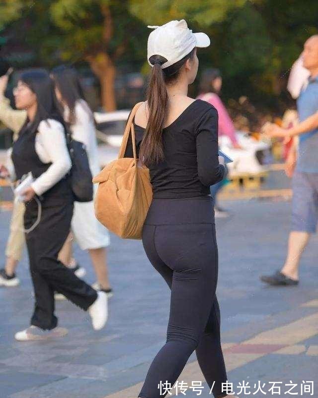 穿搭 光彩夺目的瑜伽裤穿搭尽显随性街头风,简约也是一种美,简单百搭!
