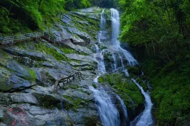 飞瀑|“最美原生态山乡”藏着两条瀑布，一条独一无二，一条落差超百米