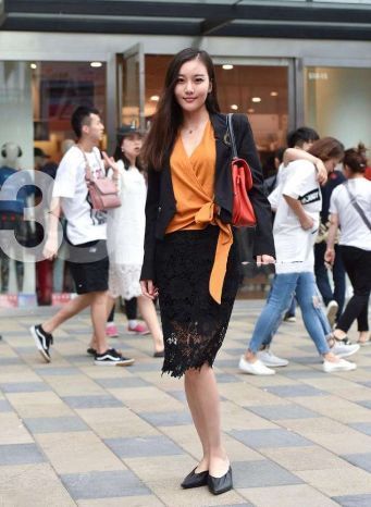 连衣裙|街拍:小姐姐一身粉红色连衣裙,大方、性感而不失可爱