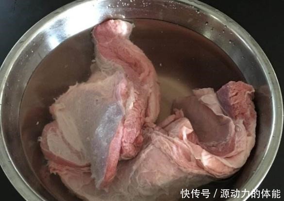  炖牛肉时，什么时候放盐很多人弄错了，难怪牛肉发柴嚼不动