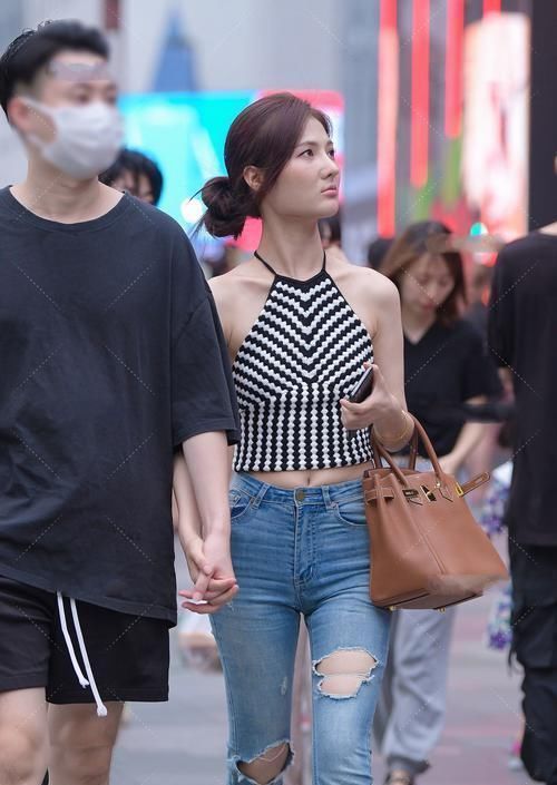 姑娘|黑白针织吊带搭配破洞牛仔裤,款式独特,尽显时尚感