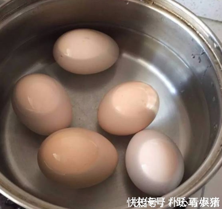 蛋壳|煮鸡蛋怎么煮才好吃多加一步，蛋壳轻轻一碰就碎，鸡蛋细滑爽口