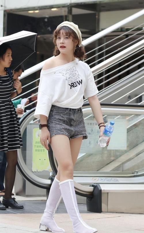 街拍小姐姐一件白色圆领T恤搭配灰色牛仔短裤,尽显时尚魅力