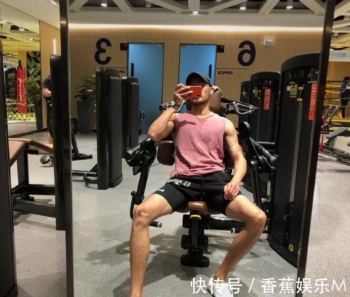 健身房|31岁的平面模特,络腮胡尽显男性魅力,撸铁打造满身肌肉帅气逼人!