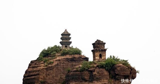 国内最神奇的连体山，四面绝壁无路登顶，峰顶古塔从何而来成谜