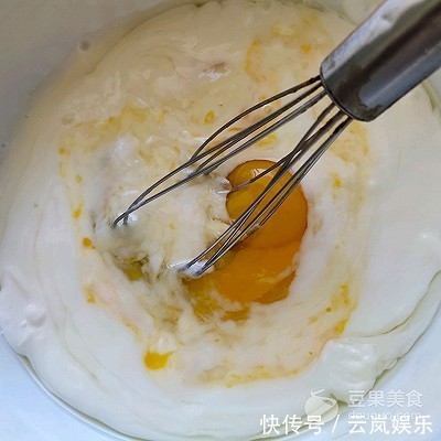 无需打发就能做出媲美芝士蛋糕的爆浆蓝莓酸奶蛋糕