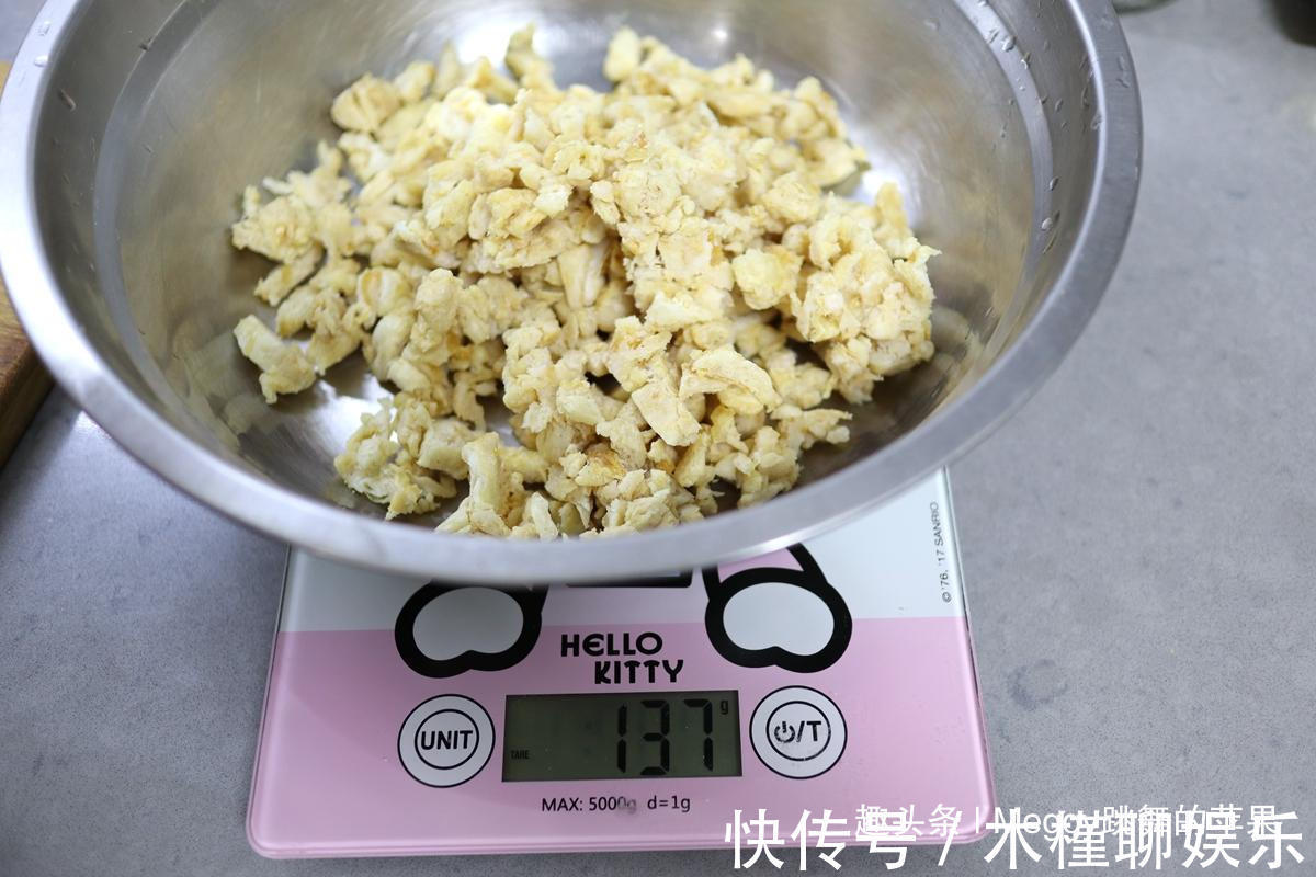 面团|三个萝卜一盆面,蒸出的大包子比肉香,越吃越香!