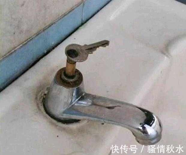 |搞笑图片幽默段子笑话:兄弟你心态不错哦,车开进河里还笑得出啊