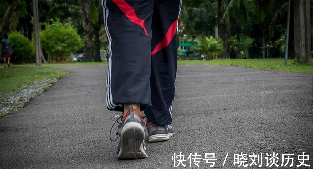 晚上睡觉时|男人经常失眠,怎样能睡个好觉?4个妙招或许能派上用场