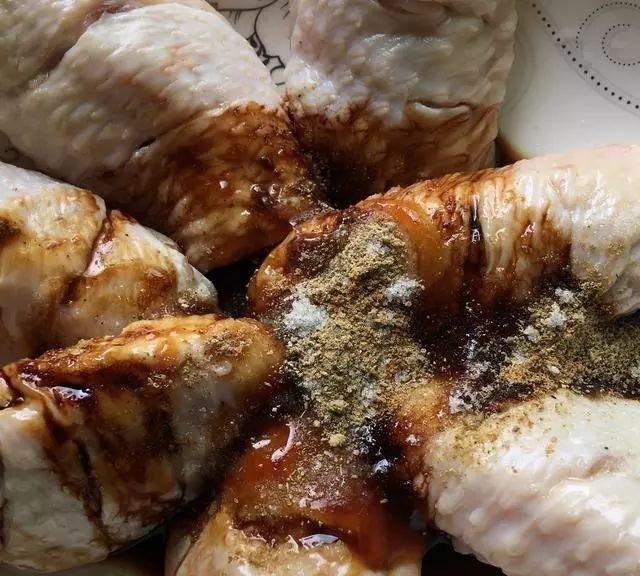 比可乐鸡翅还好吃的蜜汁烤翅,简单三步就能做出来,上桌就光盘!
