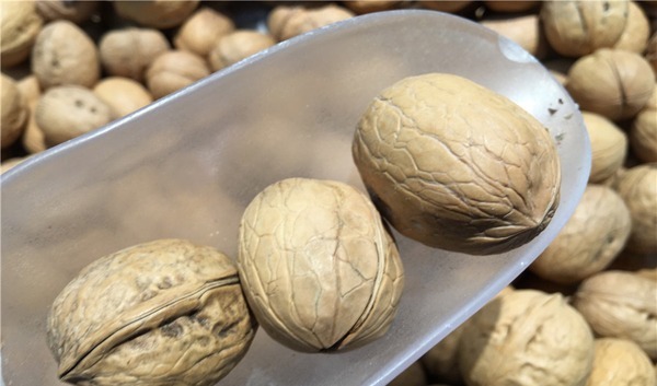 维生素e|50岁后容易长老年斑,4种食物经常吃,预防色素堆积,脸部更白净